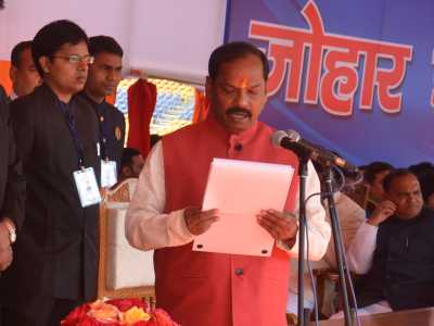 मुख्यमंत्री पद की शपथ लेते रघुबर दास मुख्यमंत्री पद की शपथ लेते रघुबर दास