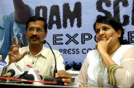 अरविंद केजरीवाल और अंजलि दमानिया अरविंद केजरीवाल और अंजलि दमानिया