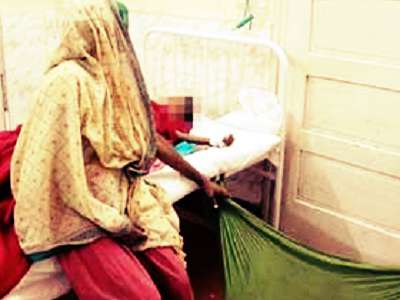 छह साल की यह बच्ची अस्पताल में मौत से जूझ रही है फोटो साभार : अहमदाबाद मिरर छह साल की यह बच्ची अस्पताल में मौत से जूझ रही है फोटो साभार : अहमदाबाद मिरर