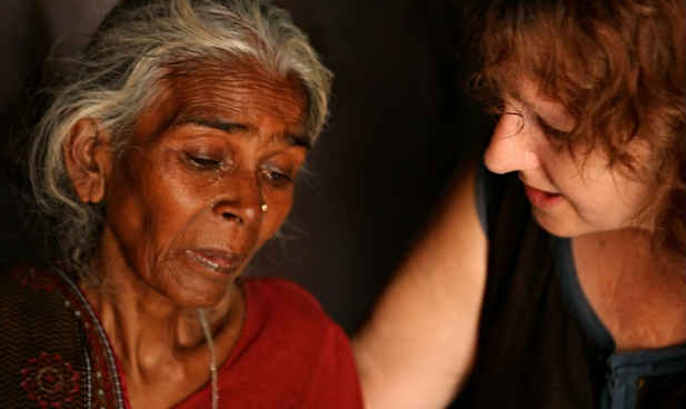 डॉक्यूमेंटरी की निर्देशक लेजली उडविन निर्भया मामले में आरोपी मुकेश की मां के साथ डॉक्यूमेंटरी की निर्देशक लेजली उडविन निर्भया मामले में आरोपी मुकेश की मां के साथ