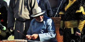 मंगोलिया का पारंपरिक साज योचिन बजाते मोदी मंगोलिया का पारंपरिक साज योचिन बजाते मोदी